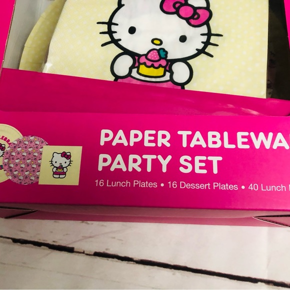 Hello Kitty Paper Tableware Party Set 16 Lunch & 16 dessert plates, 40 Napkins - Picture 2 of 3